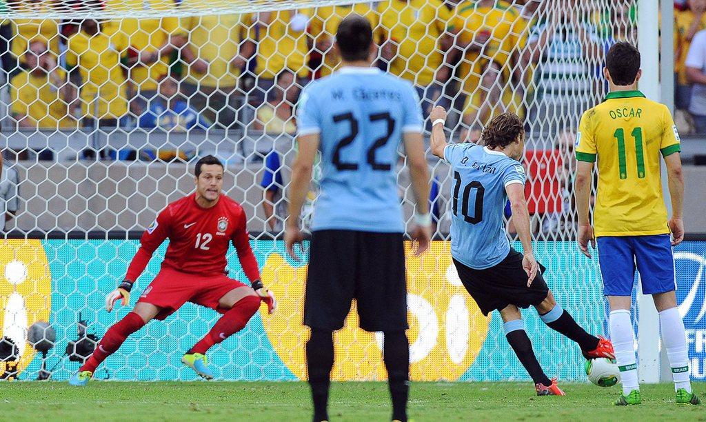 Julio Cesar a détourné un penalty de Forlan à la 15e. [Peter Powell]