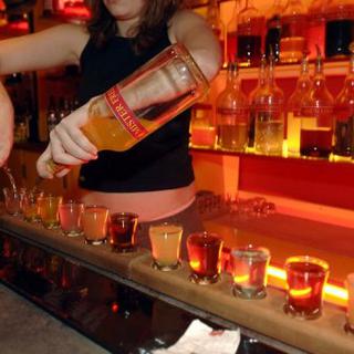 Une femme sert de l'alcool dans un bar