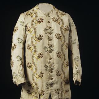 Veste d’homme, 1750-1770, pékin broché de différentes couleurs. [Musée d’art et d’histoire Fribourg]