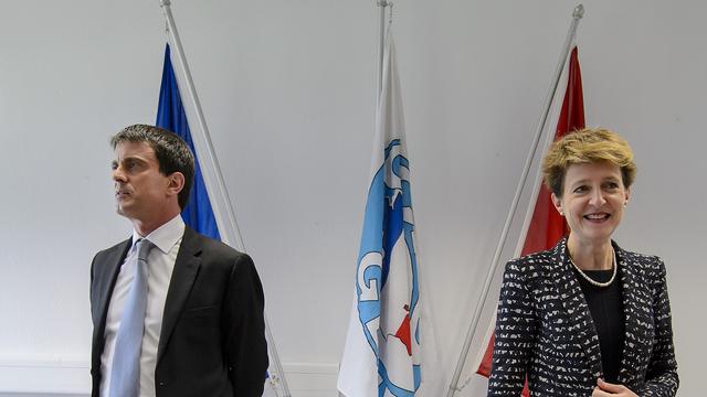 Manuel Valls et Simonetta Sommaruga lors d'une rencontre à Genève en mai dernier. [FABRICE COFFRINI]