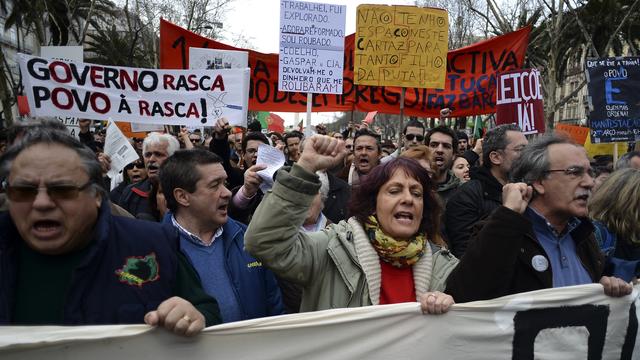 "La troïka et le gouvernement dehors", "le Portugal aux urnes", "élections maintenant", "démocratie participative", pouvait-on notamment lire samedi sur les banderoles et les affiches portés par les manifestants. [Patricia De Melo Moreira]