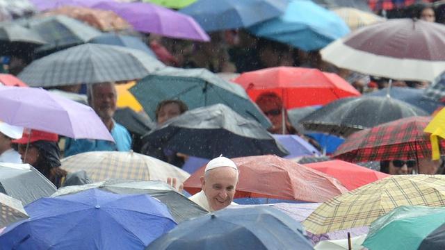 Mercredi 9 octobre: le pape François sous la pluie au milieu des fidèles à la place saint-Pierre du Vatican. [EPA/Maurizio Barambatti]