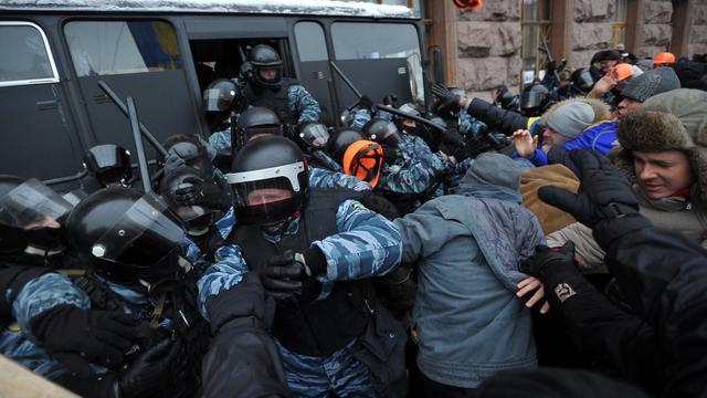 Des heurts ont opposé les policiers anti-émeutes aux manifestants pro-européens sur la place de l'Indépendance à Kiev. [EPA/STR]