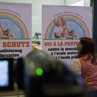 Affiches de l'initiative "Oui à la protection contre la sexualisation à l'école maternelle et à l'école primaire". [Lukas Lehmann]