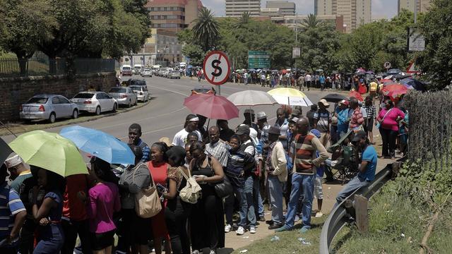 Des milliers de personnes ont afflué à Pretoria pour avoir une chance de voir la dépouille de Nelson Mandela. [AP Photo/Markus Schreiber]