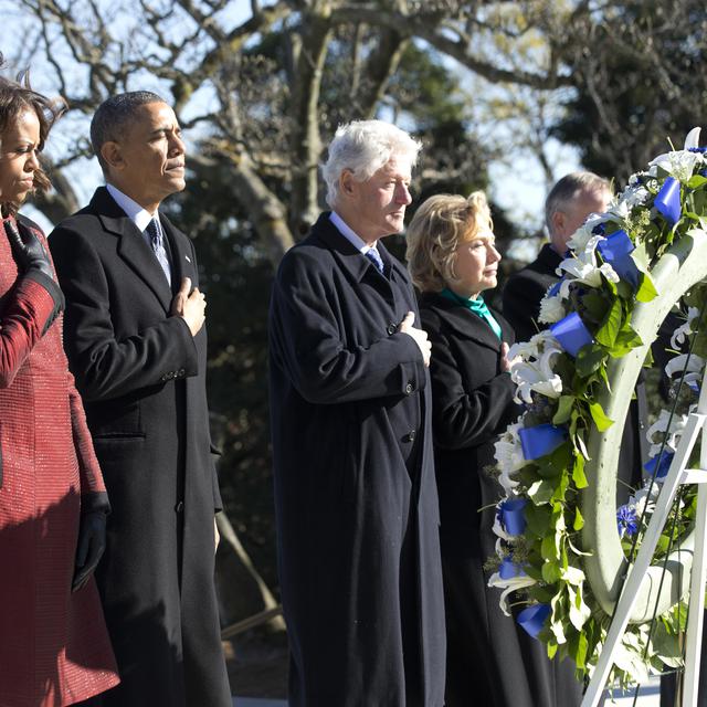 Barack et Michelle Obama avec et Bill et Hillary Clinton, sur la tombe de John Fitzgerald Kennedy près de Washington. [Jason Reed]