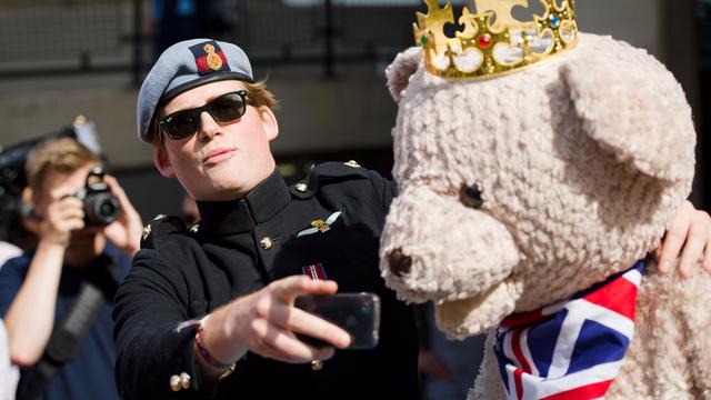 Tout Londres n'a vécu que dans l'attente du royal bébé durant plusieurs semaines, à l'image de cet ours royal accompagnant un Prince Harry plus vrai que nature. [Leon Neal]