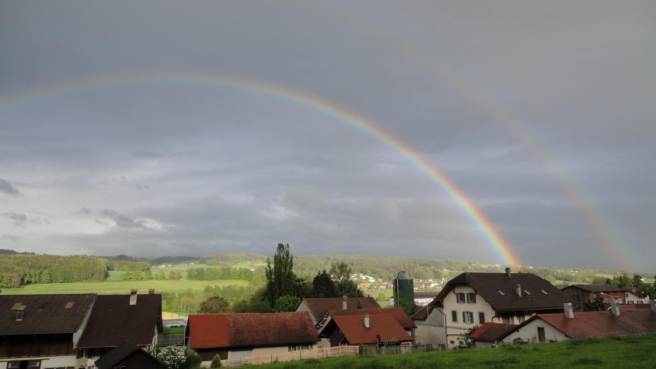 Un arc en ciel au-dessus du village d'Ecublens (FR). [Sandra Dougoud]