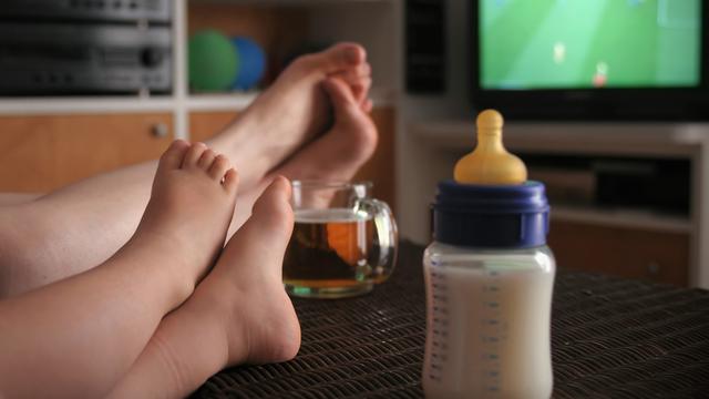 Beaucoup d'enfants mangent devant la télévision. [VeSilvio]