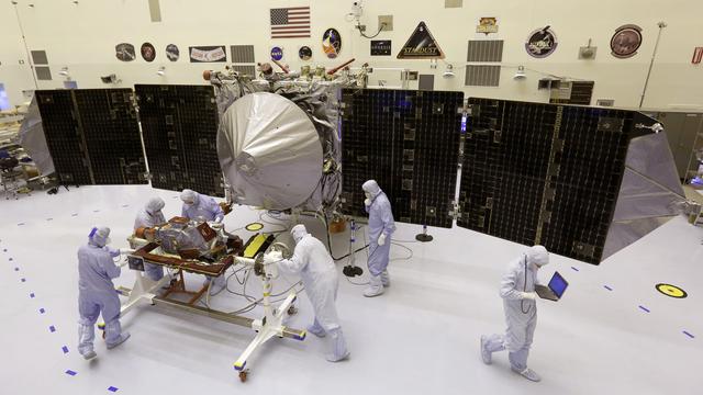 Des techniciens s'affairent sur le Maven, en vue de son départ prochain pour la planète rouge [Joe Skipper]