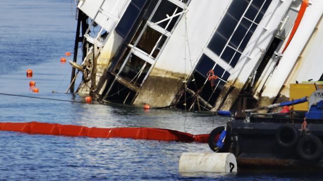 Le paquebot a commencé à sortir de l'eau, hissé par des grues. [AP Photo/Andrew Medichini]