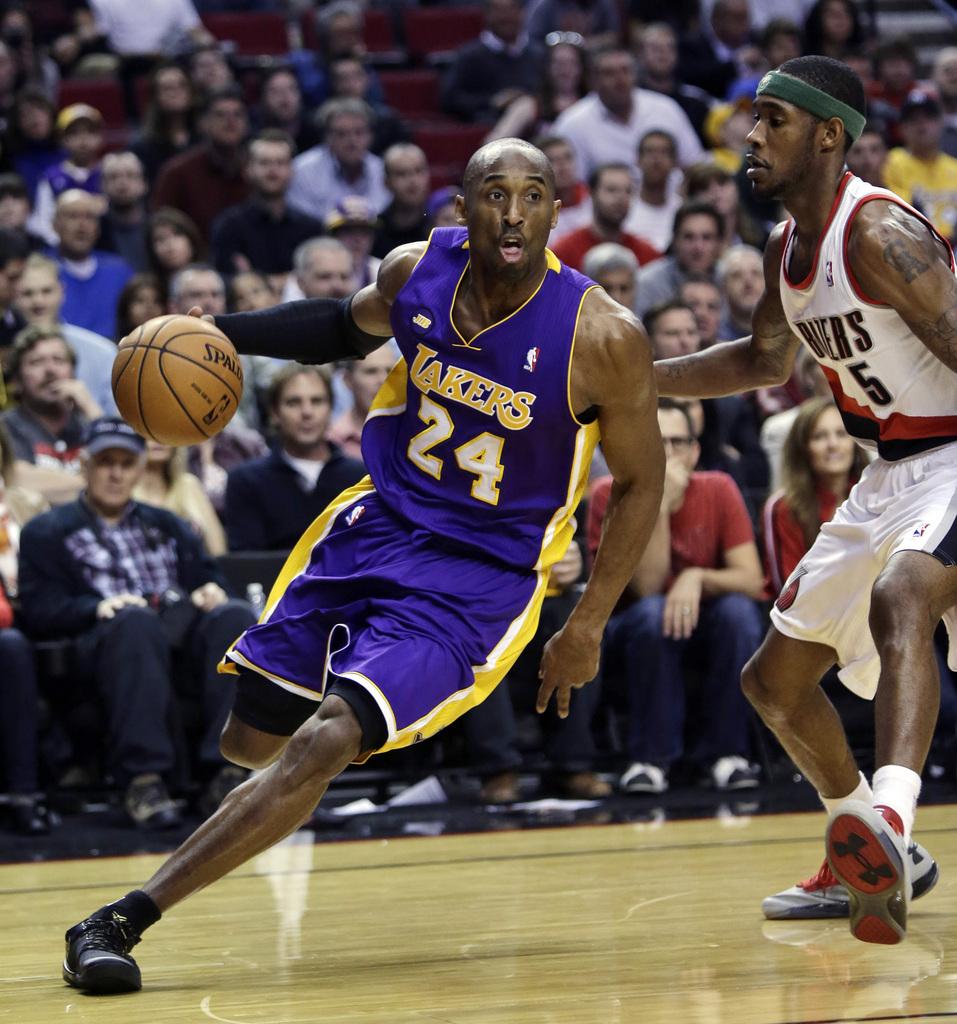 Kobe Bryant (24) s'est montré intraitable devant Will Barton et Portland. [KEYSTONE - Don Ryan]