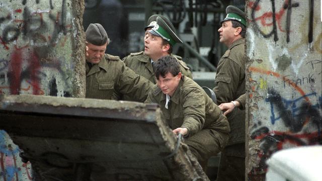 Le 9 novembre 1989, le mur tombe sous la pression populaire, après 28 ans de scission des deux Etats. [DPA/AFP]