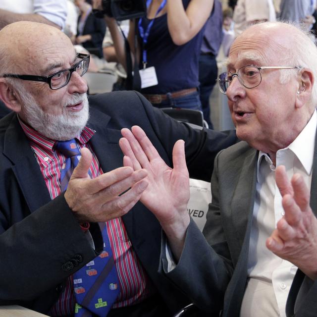 Le Belge François Englert, à gauche, discute avec le Britannique Peter Higgs lors d'une conférence de presse au CERN, près de Genève, le 4 juillet 2012. [Denis Balibouse]