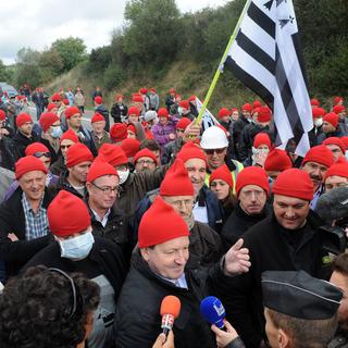 Les manifestants portaient des bonnets rouges, 900 en tout, distribués par les organisateurs, symbole de la révolution antifiscale en Bretagne au XVIIe siècle. [AFP - Fred Tanneau]