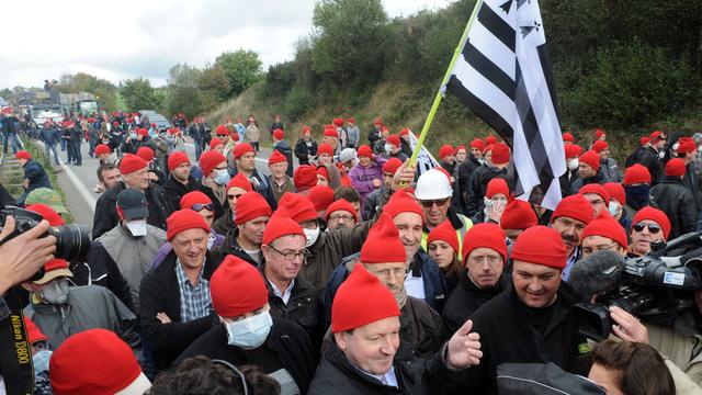Les manifestants portaient des bonnets rouges, 900 en tout, distribués par les organisateurs, symbole de la révolution antifiscale en Bretagne au XVIIe siècle. [AFP - Fred Tanneau]