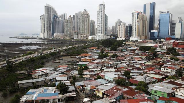 Le bidonville de Boca la Caja contraste avec les gratte-ciel de Panama City. [Carlos Jasso]