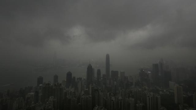 Le typhon Usagi a perturbé l'aéroport international Chek Lap Kok à Hong Kong une partie de la journée de dimanche et de la nuit de dimanche à lundi. [Vincent Yu]