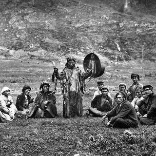 Chaman jouant du tambourin, Altaï (Sibérie). [Roger-Viollet/AFP]