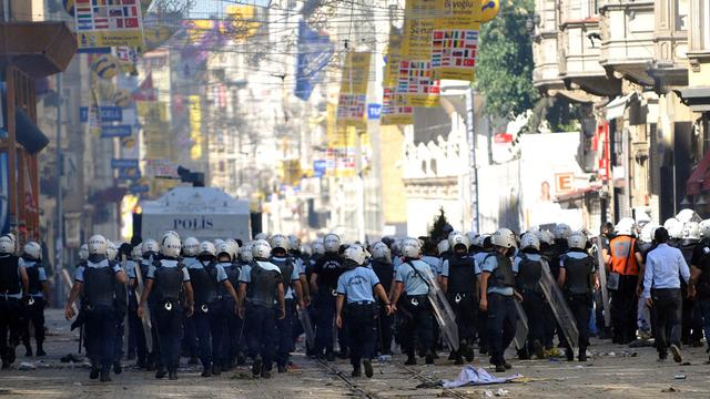 La police turque a fait usage de gaz lacrymogènes et de canons à eau pour disperser plusieurs centaines de protestataires qui s'étaient réunis aux abords de la place Taksim. [Ozan Kose]