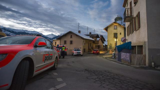 La police valaisanne continue ses investigations dans le village de Daillon. [Olivier Maire]