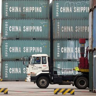 Les importations ont augmenté plus rapidement que les exportations en Chine au mois de mars. [Andy Wong]