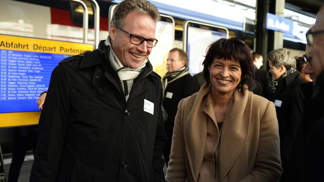 Andreas Meyer et Doris Leuthard ont parcouru le premier trajet dans le tunnel de base du Gothard. [Steffen Schmidt]