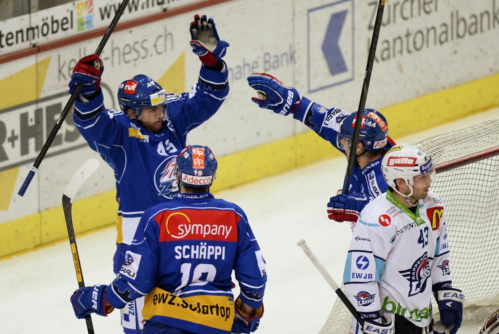 A l'aise au Hallenstadion, Dan Fritsche (bras levés) a inscrit son 5e but en 6 matches. [Steffen Schmidt]