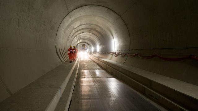 Il reste 900 jours jusqu'à l'inauguration officielle du tunnel ferroviaire du  Gothard, qui, avec ses 57 kilomètres, sera le plus long du monde. [Sigi Tischler]