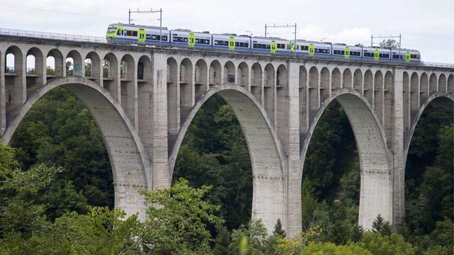 Le pont de Grandfey à Fribourg, symbole de la barrière des langues. [Peter Klaunzer]