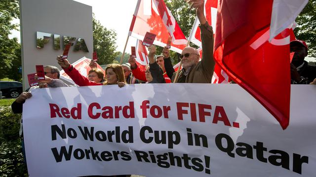 Plusieurs personnes ont manifesté devant le siège de la FIFA, à Zurich. [Fabrice Coffrini]