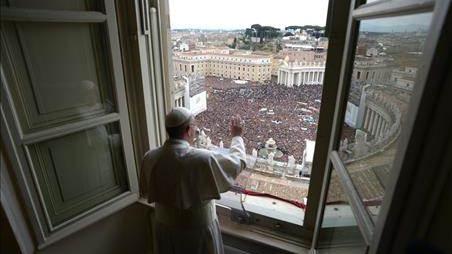 Le pape François a demandé à quelque 150'000 fidèles pour son premier Angélus de prier pour lui, après s'être livré à un bain de foule aussi chaleureux qu'inusité au Vatican.