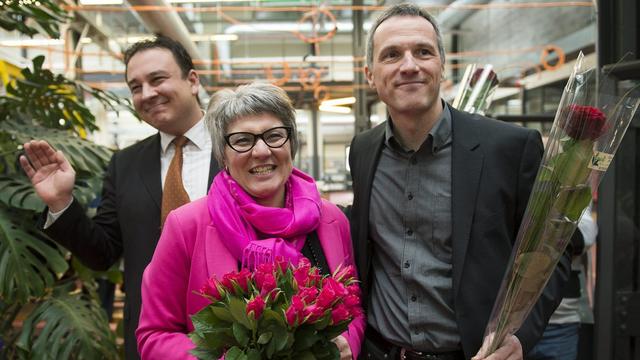 Jean-Nathanaël Karakash, gauche, Monika Maire-Hefti, centre, Laurent Kurth, droite, sont les trois candidats du Parti socialiste neuchâtelois élus lors du congrès organisé samedi à Couvet. [Jean-Christophe Bott]