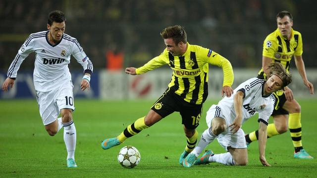 Futur joueur du Bayern, Mario Götze (au centre) fait face à un dernier défi sous le maillot de Dortmund. [KEYSTONE - ROLF VENNENBERND]