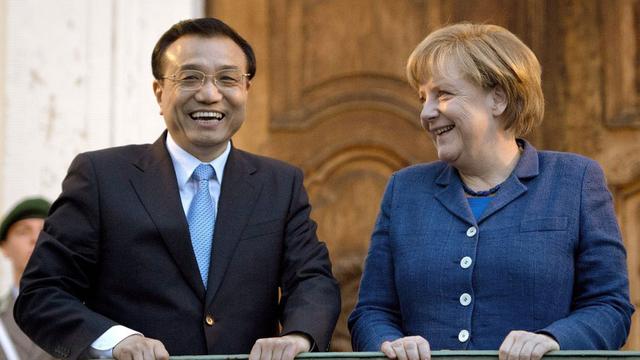 Le Premier ministre chinois aux côtés d'Angela Merkel, le 26.05.2013 à Berlin. [EPA/Keystone - Odd Andersen]