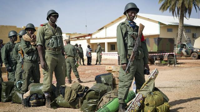 Des soldats maliens arrivent à l'aéroport de Gao. [AP Photo/Ghislain Mariette, EMA-ECPAD]