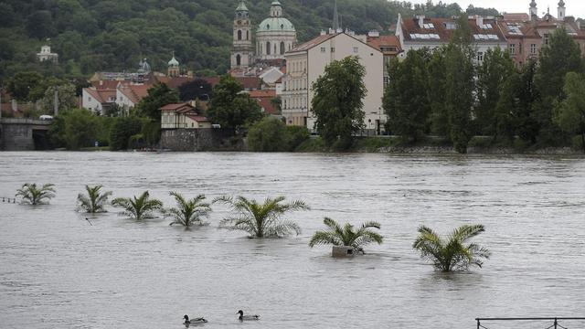 La rivière de Vltava en crue a culminé mardi matin à Prague. [EPA/FILIP SINGER]