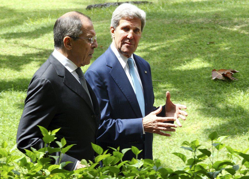 John Kerry avec son homologue russe Sergei Lavrov. [AP/Keystone - Firdia Lisnawati]