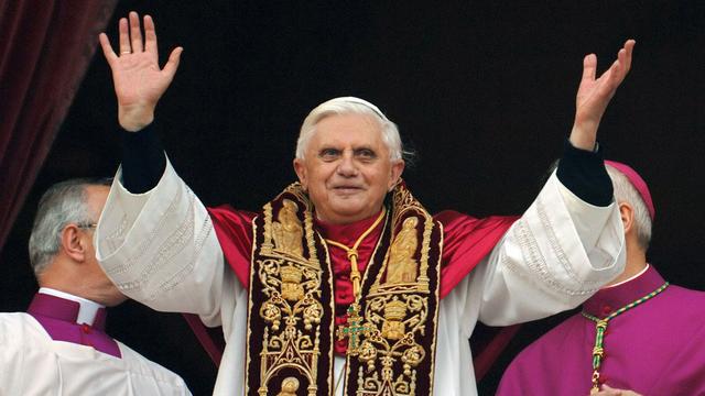 Benoît XVI, fraîchement élu, apparaît au balcon de la basilique Saint-Pierre le 19 avril 2005. [AP/Keystone - Domenico Stinellis]