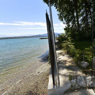 L'accès des rives du lac Léman sont parfois empêchées par des grilles, comme ici à Versoix (GE). [Martial Trezzini]