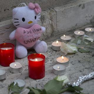 Bougies déposées le 16 septembre 2013 à Genève sur le perron de l'Hôtel de Ville à la mémoire d'Adeline. [Salvatore Di Nolfi]