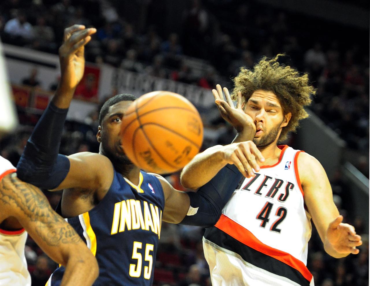 Robin Lopez (42) prend un coup de Hibbert mais c'est bien Portland qui aura le dernier mot. [Steve Dykes]