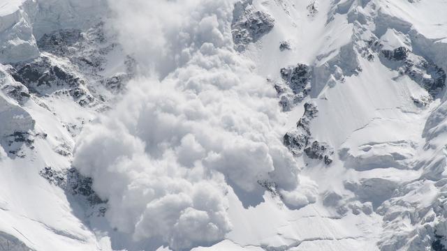 Certaines avalanches de neige se comportent comme des avalanches de roches. [Maygutyak]