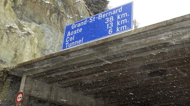 La neige a empêché les passeurs de rejoindre la Suisse via le col du Grand-Saint-Bernard. [Olivier Maire]