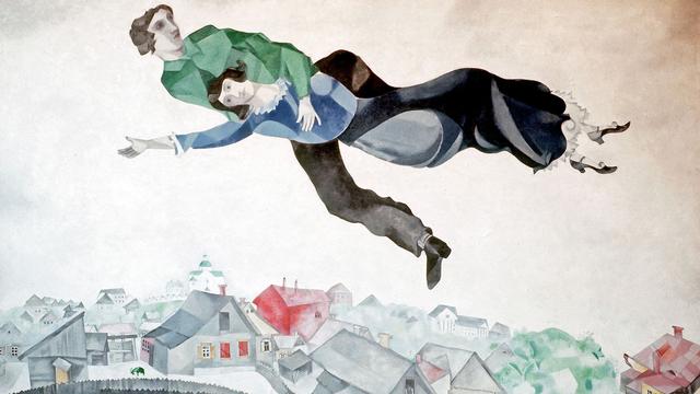 L'un des tableaux les plus célèbres de Chagall, les amants au-dessus de la ville [AFP]