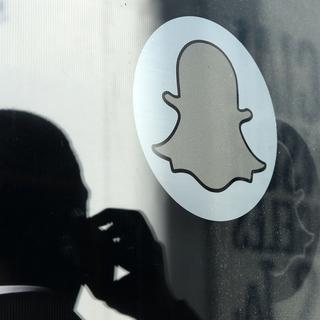 Visuel de l'application Snapchat sur la porte du siège de l'entreprise. [Kevork Djansezian]