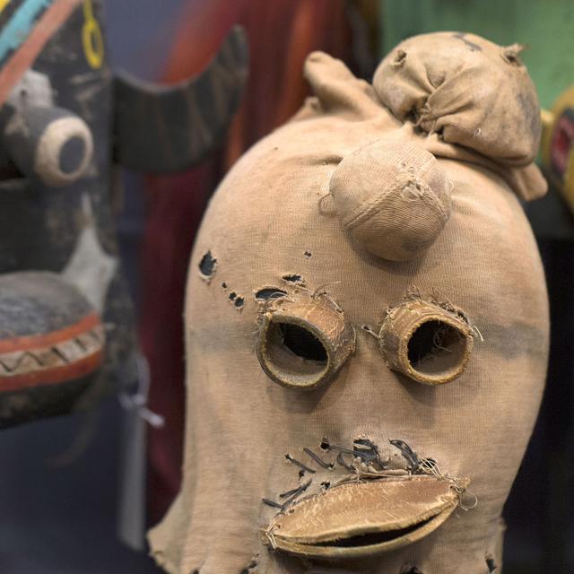 Deux masques de la tribu amérindienne Hopi vendus aux enchères à Paris en décembre 2013. [Joël Saget]