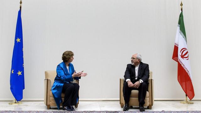 La haut-représentante aux Affaires étrangères de l'Union européenne, Catherine Ashton (à g.), lors de sa rencontre avec son homologue iranien Mohammad Javad Zarif, en marge des négociations sur le nucléaire à Genève mardi. [EPA/Fabrice Coffrini]