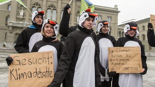 Mercredi 27 mars: déguisés en pingouins les Jeunes Verts lancent une pétition pour inscrire le climat suisse au patrimoine mondial de l'UNESCO. [Keystone - Alessandro della Valle]