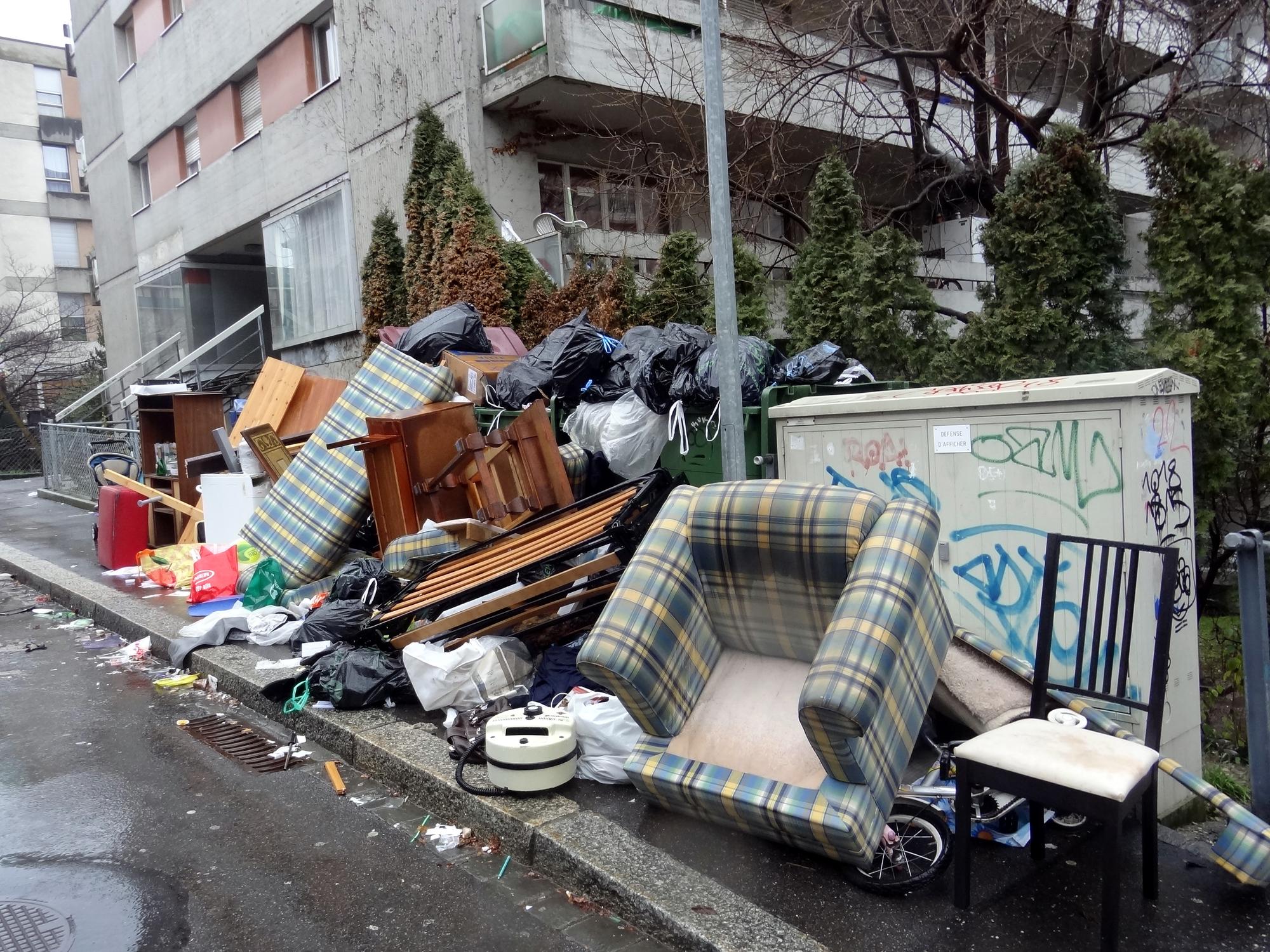 Des déchets s'amoncellent dans certains quartiers de Lausanne avant l'entrée en vigueur de la taxe, comme sur cette photo prise le 1er janvier. [Bazzanella]